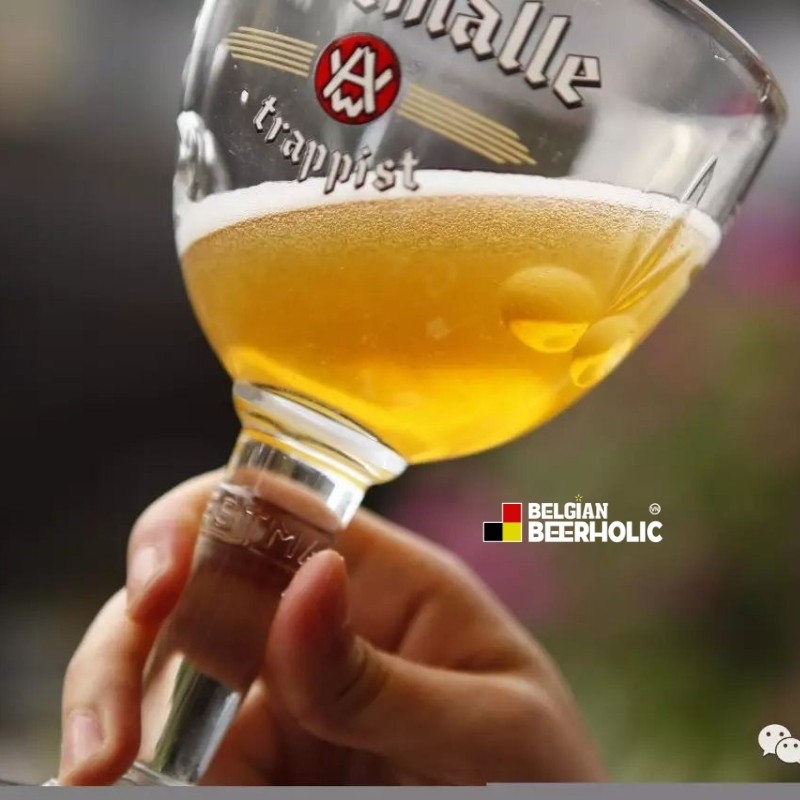 Bia thầy tu Westmalle Tripel, một trong những dòng bia vàng của Bỉ với lớp men thứ cấp còn lại trong chai có thể nhìn thấy rõ rệt.